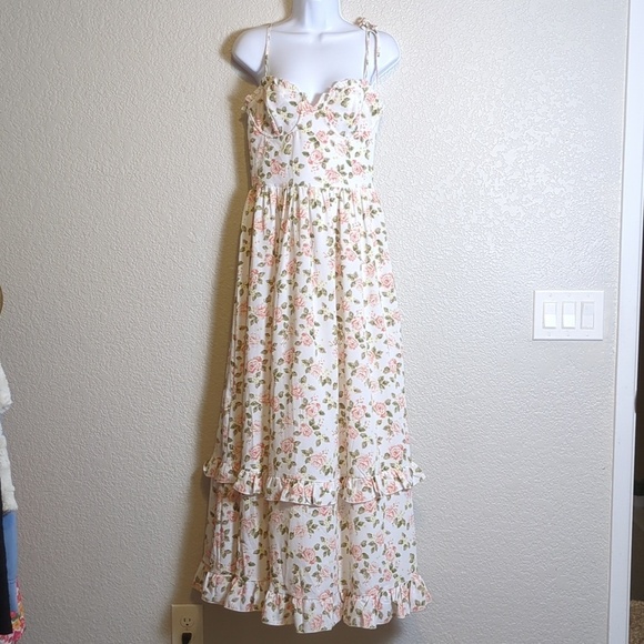 West Of Melrose Dresses & Skirts - West of Melrose white pink floral sleeveless tiered buster v wire maxi dress